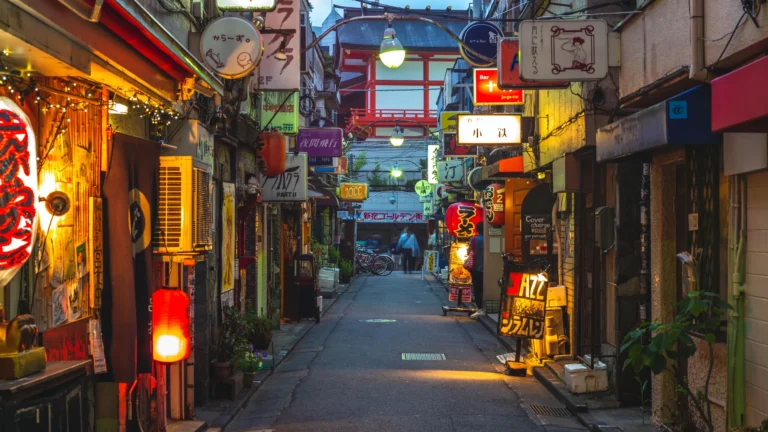 Panduan Lengkap Golden Gai Shinjuku 2026: Jelajahi 200 Bar Mini Ikonik di Gang Sempit Paling Legendaris Tokyo