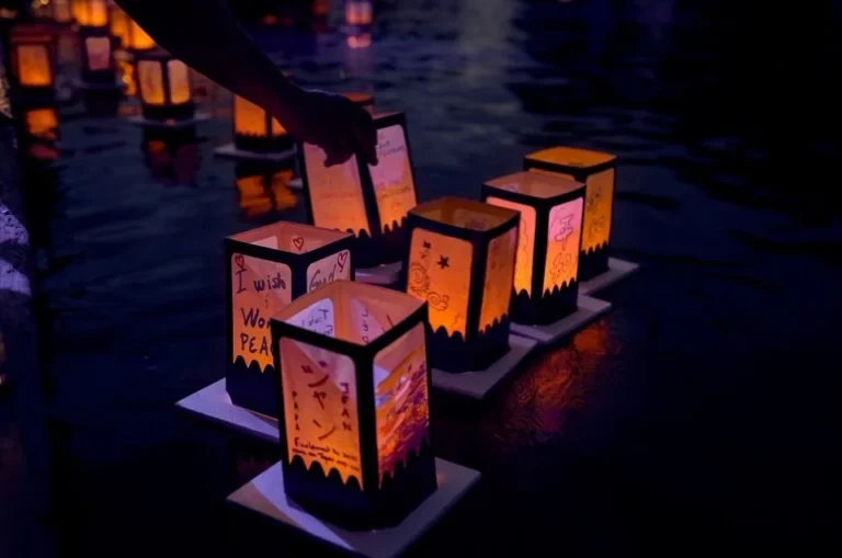 Rekomendasi Festival di Jepang Ribuan Lampion Mengambang di Atas Parit Chidorigafuchi
