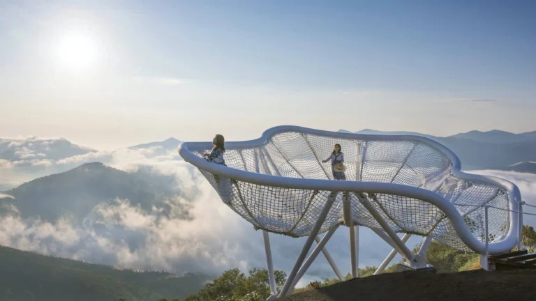 Rekomendasi Spot Wisata Musim Panas di Unkai Terrace Hokkaido dengan View di Atas Gunung