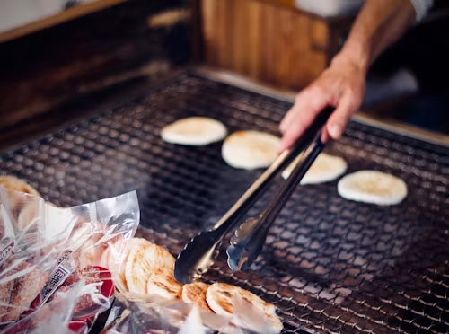senbei yang sedang dipanggang