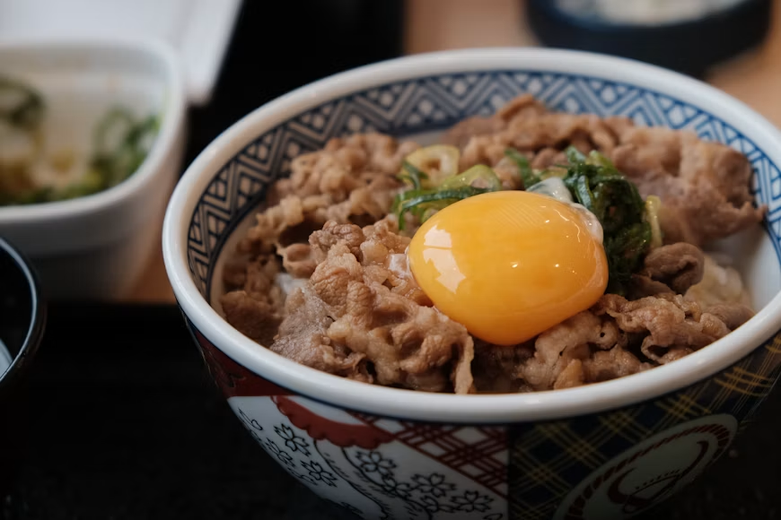 seporsi gyudon dengan topping kuning telur yang lezat